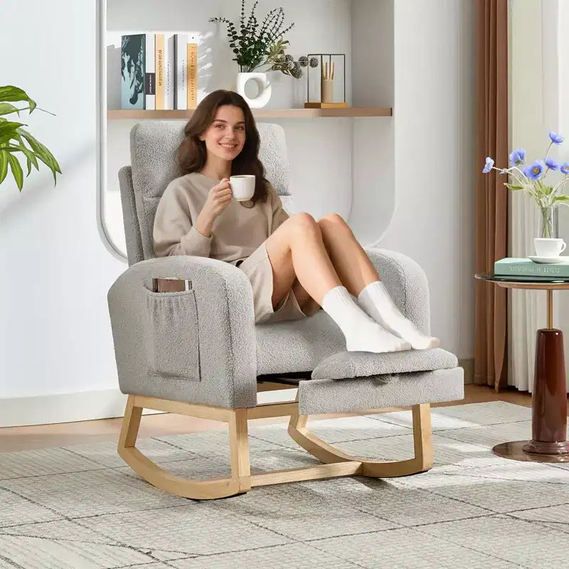 Sedia a Dondolo per Asilo Nido con Poggiapiedi, Poltrona Reclinabile con Schienale Alto e Gambe in Legno e Tasca Laterale per Soggiorno, Camera da Letto, Grigio
