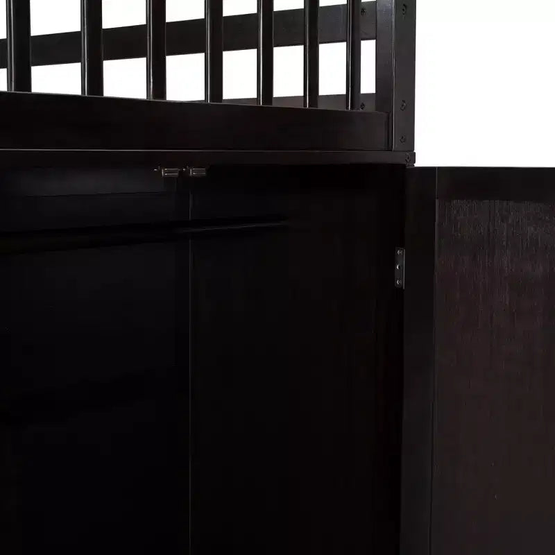 Letto a castello a L con due letti singoli sopra un letto matrimoniale, con armadio e scala in legno massello, con scrivania portatile