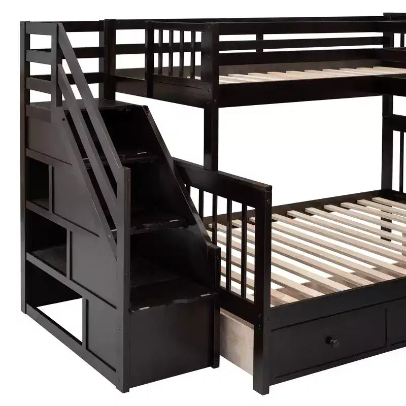 Letto a castello a L con due letti singoli sopra un letto matrimoniale, con armadio e scala in legno massello, con scrivania portatile