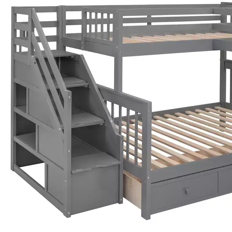 Letto a castello a L con due letti singoli sopra un letto matrimoniale, con armadio e scala in legno massello, con scrivania portatile