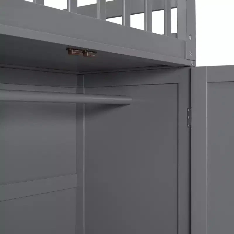 Letto a castello a L con due letti singoli sopra un letto matrimoniale, con armadio e scala in legno massello, con scrivania portatile