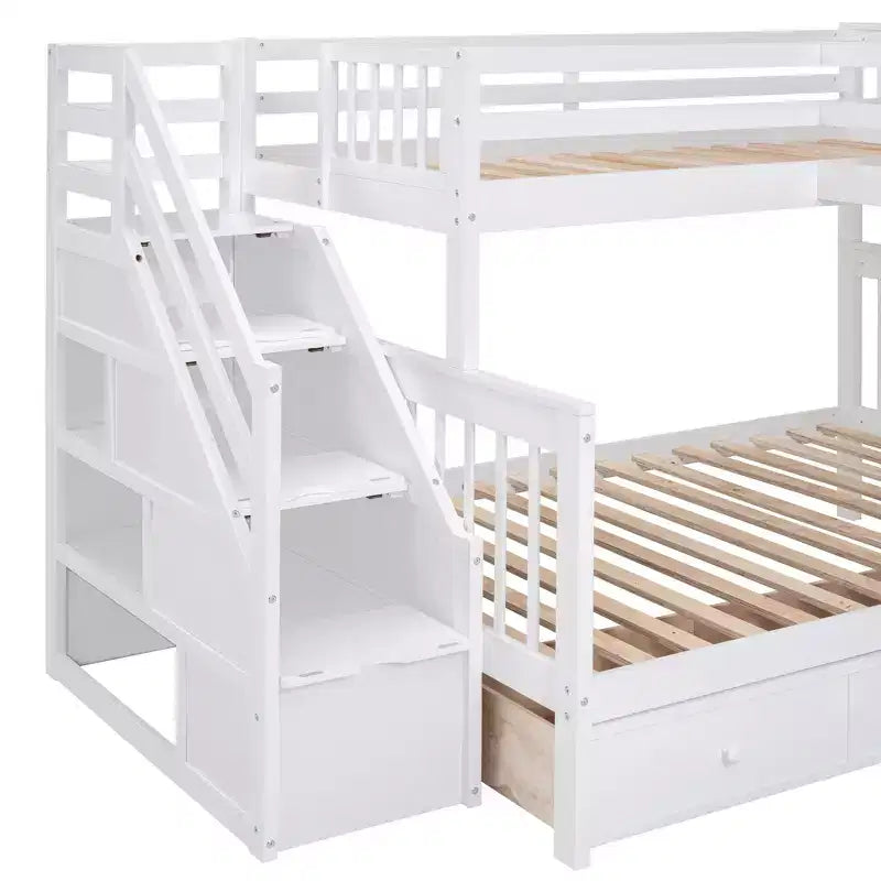 Letto a castello a L con due letti singoli sopra un letto matrimoniale, con armadio e scala in legno massello, con scrivania portatile