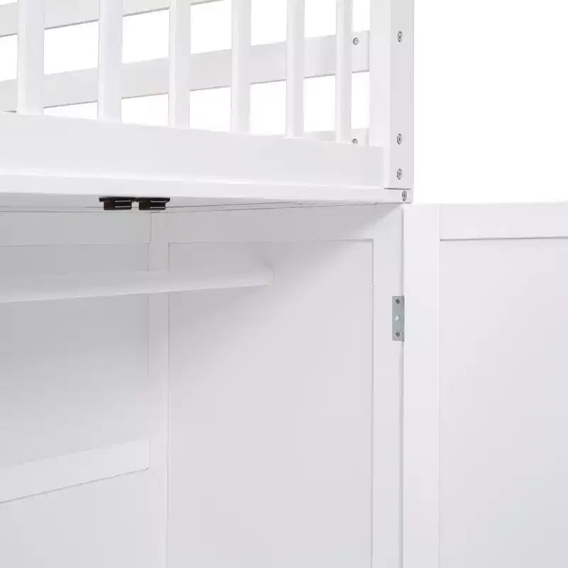 Letto a castello a L con due letti singoli sopra un letto matrimoniale, con armadio e scala in legno massello, con scrivania portatile