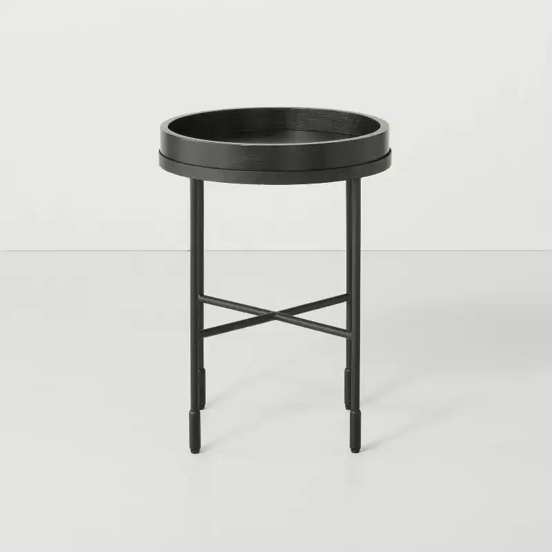 Tavolino d'appoggio con dettagli in legno e metallo - Nero