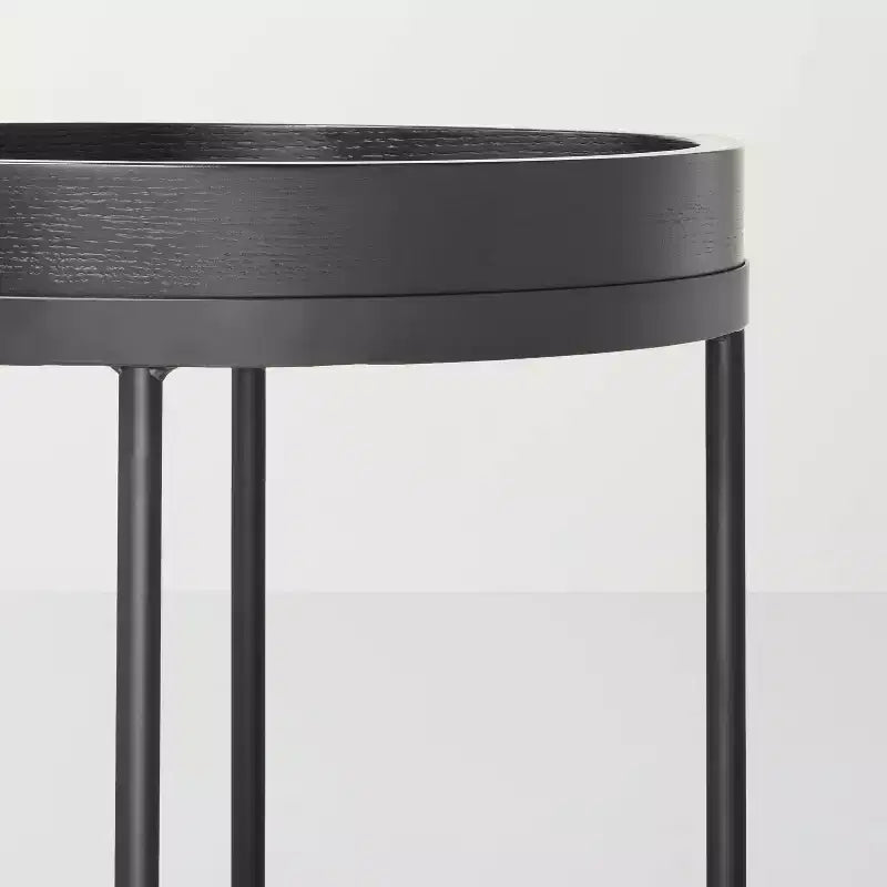 Tavolino d'appoggio con dettagli in legno e metallo - Nero