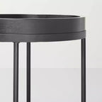 Tavolino d'appoggio con dettagli in legno e metallo - Nero
